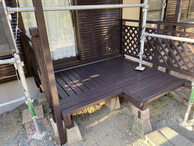 こげ茶色に塗装したウッドデッキ