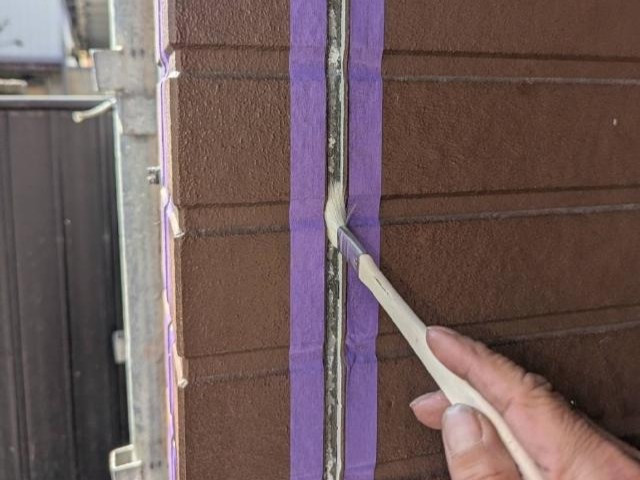 シーリング施工のためにプライマーを塗布します