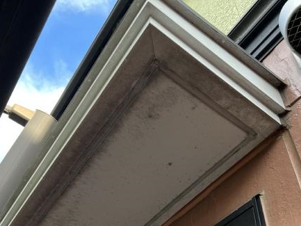 汚れが見られた庇の裏側