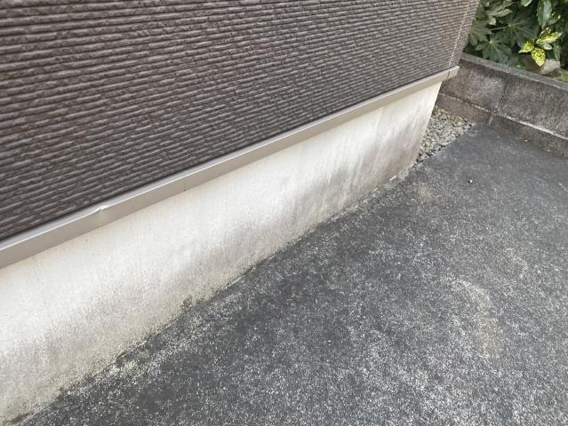 地面に近い部分ほど汚れや変色が目立った基礎