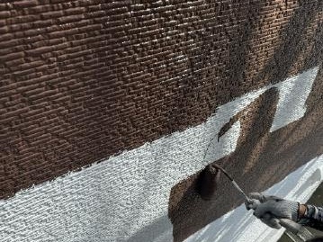 黒だった外壁部分を茶色に塗装しています