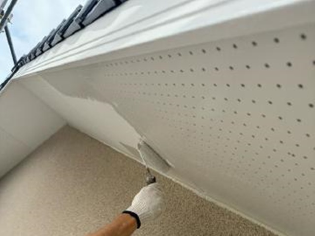 軒天の1回目の上塗り