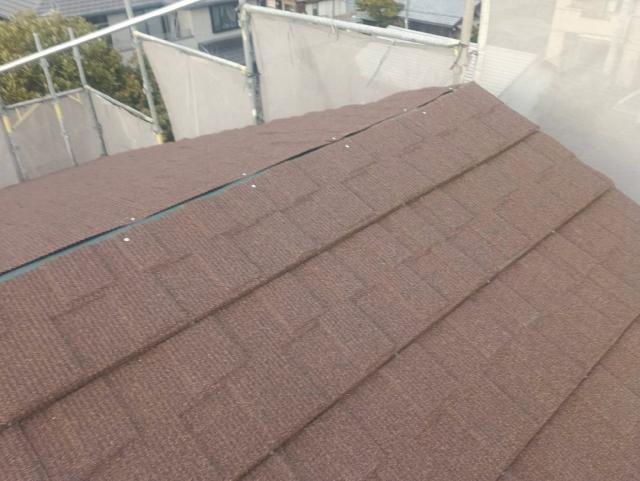 屋根の板金を取り外します