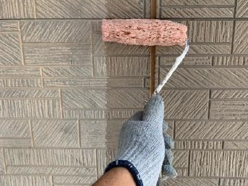 専用シーラーを塗布する外壁の下塗り