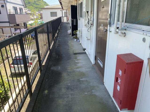 黒い汚れが見られた共用通路の床