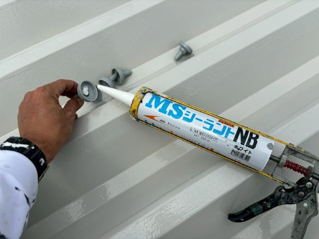 屋根へのボルトキャップの取り付け