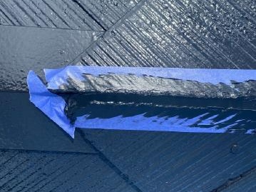 板金まわりの隙間をシーリングで埋めます