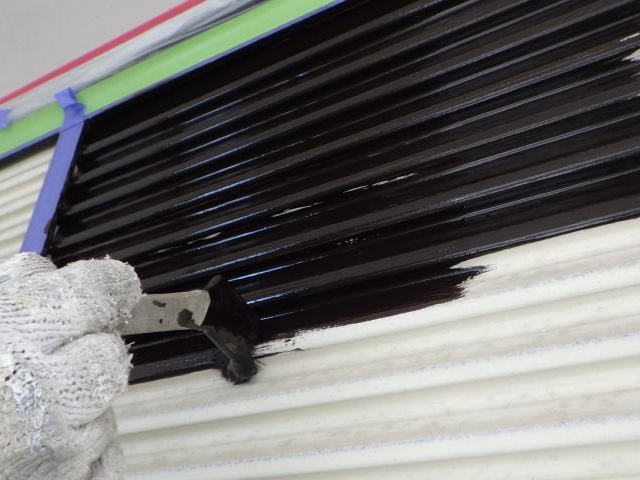 雨戸の下塗り