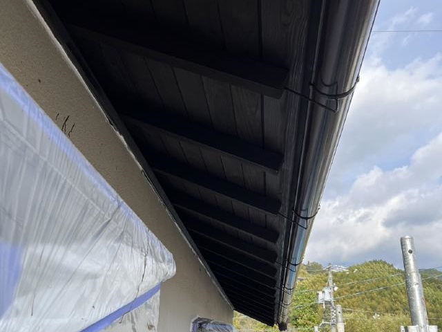 木製軒天への2回目の浸透性防腐剤の塗布後