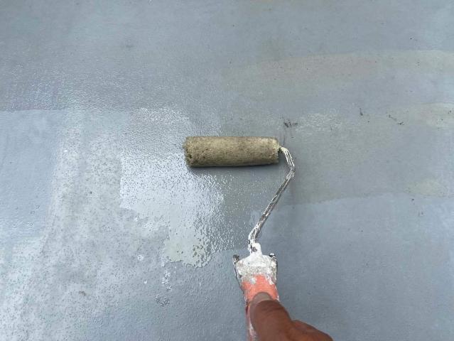 ベランダにプライマーを塗布します