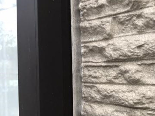 黒く変色し、硬化していたシーリング
