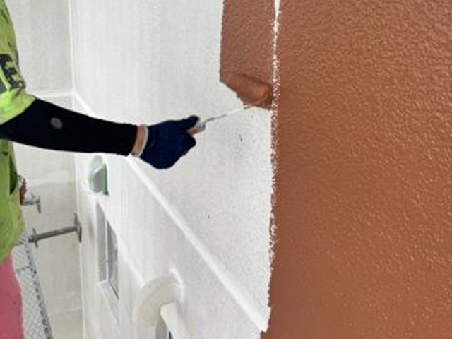 外壁のメイン部分の1回目の上塗り