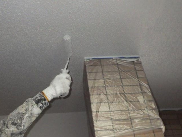 軒天の2回目の上塗り