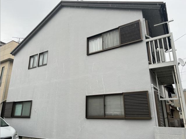 汚れと雨垂れの跡が見られた外壁