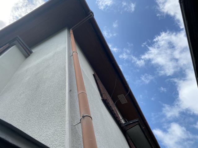 色あせが見られた交換前の樋