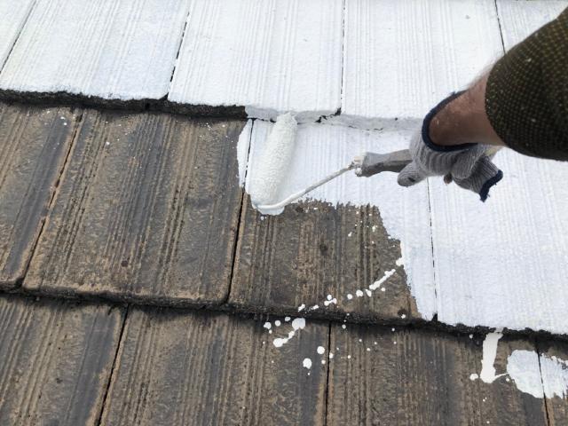 専用シーラーで屋根の下塗りを行っています
