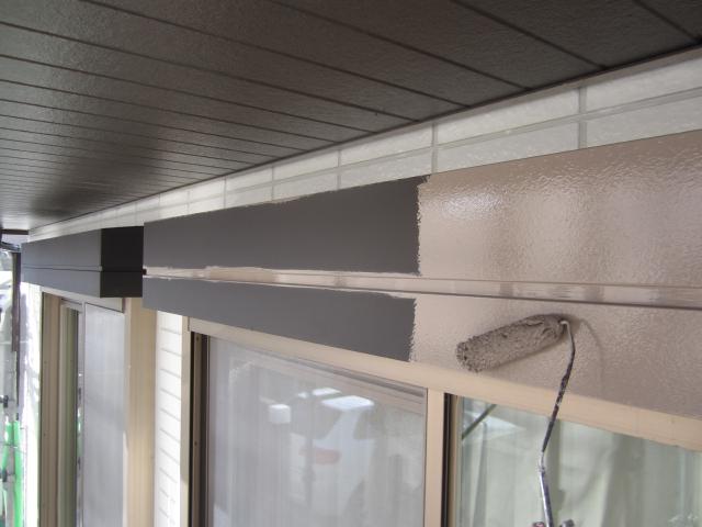 シャッターボックスの1回目の上塗り