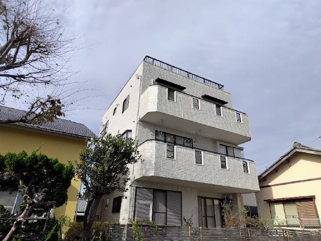 白系で仕上げた施工後の外観