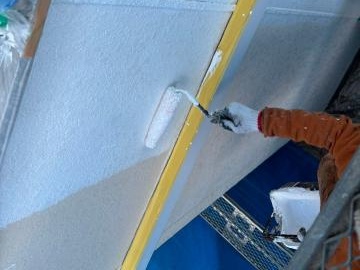 外壁の1回目の下塗り