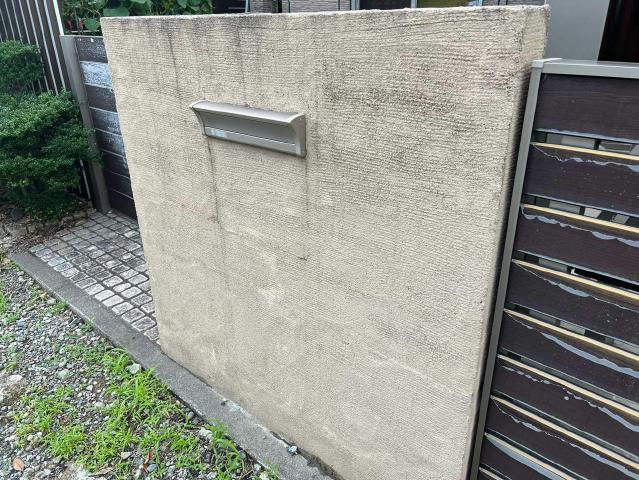 雨染みの汚れが見られた施工前の門塀