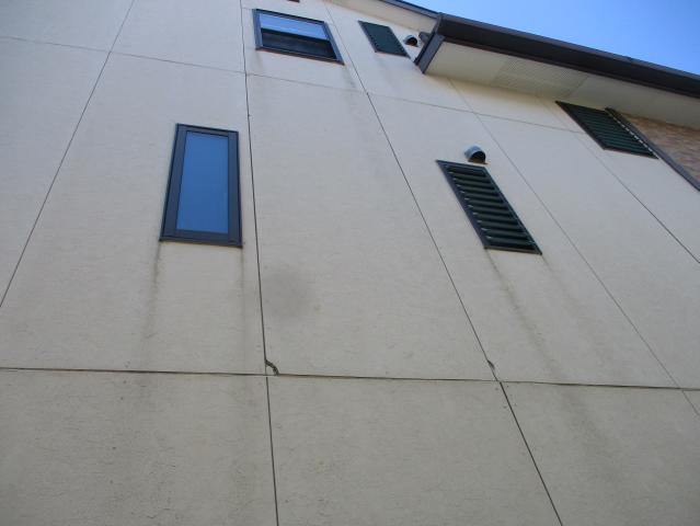 全体に汚れが目立った施工前の外壁