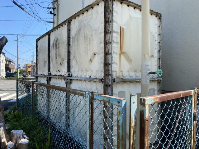 錆が見られた貯水槽などの施工前の状態