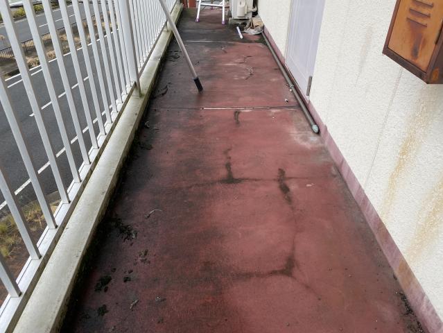 黒ずみが目立った施工前の通路床
