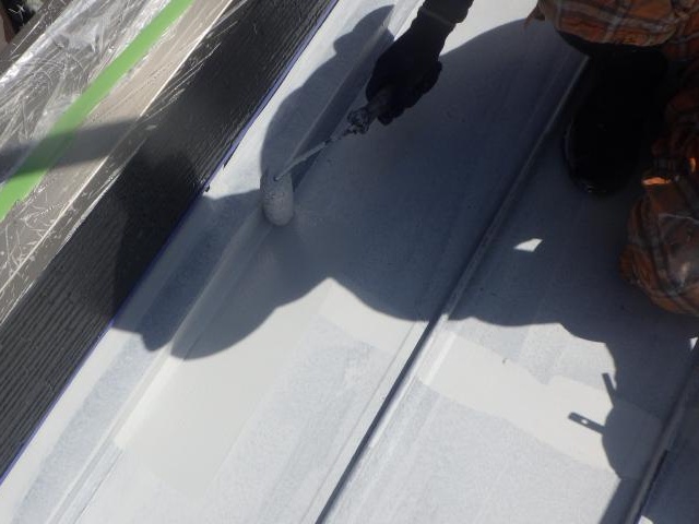 屋根の2回目の下塗り