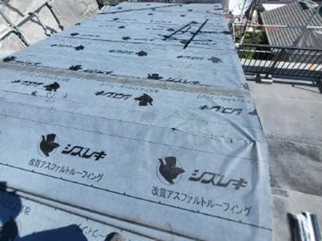 屋根へのルーフィング施工