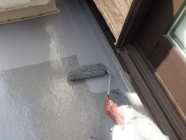 施工前と同じグレーによるベランダの塗装