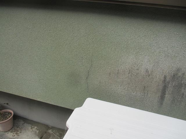 日陰側を中心に苔などの汚れが付着した、施工前の外壁