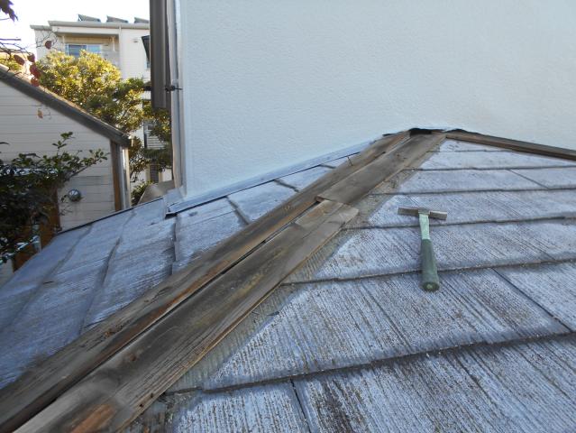 屋根の一部カバー施工で、笠木を撤去した状態
