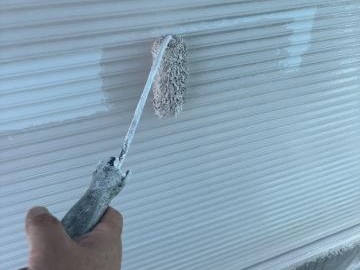 施工前と同じ色で仕上げる、外壁の1回目の上塗り