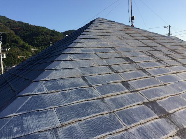 汚れと色あせが見られた屋根