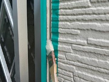 古いシーリングを取り除き、プライマーを塗布しています