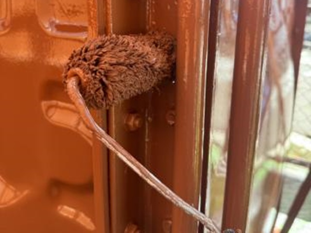 外壁に合わせた赤系で仕上げた貯水槽