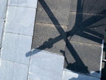 屋根の1回目の下塗り