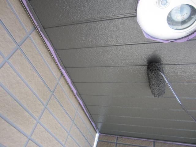 施工前と同じグレーで塗装した軒天