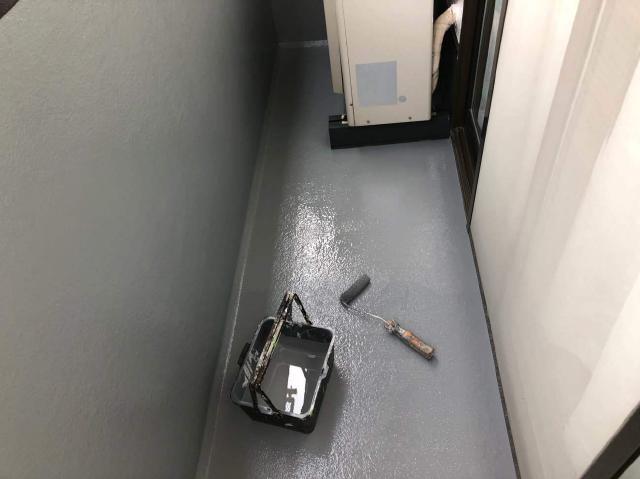 ベランダの1回目の上塗り