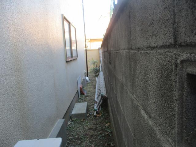 日陰側の一部に苔などの汚れが見られた施工前の外壁