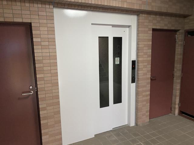 施工後のエレベーター鉄部