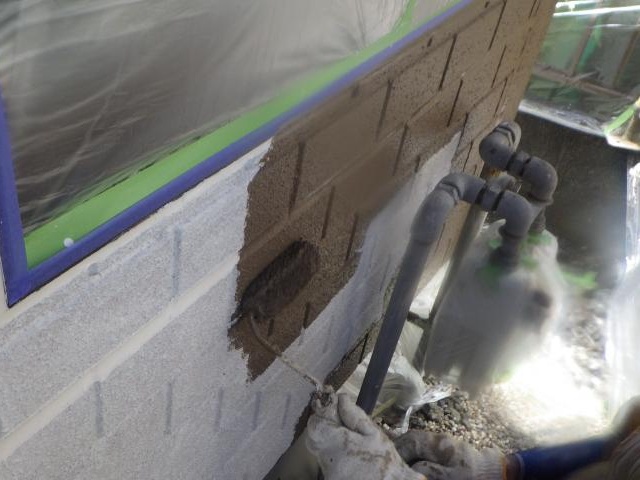 1階の外壁を濃い茶色で塗装しています