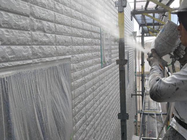 着色した外壁に細かい模様を付けています