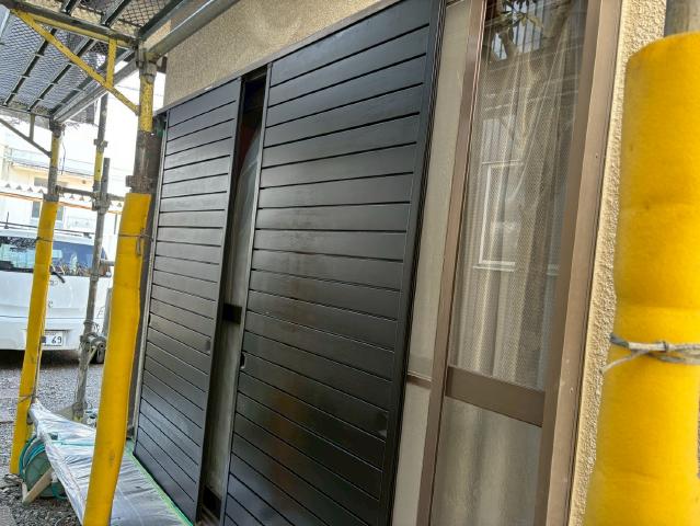 雨戸の下塗り