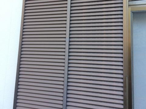 元の色があせていた施工前の雨戸