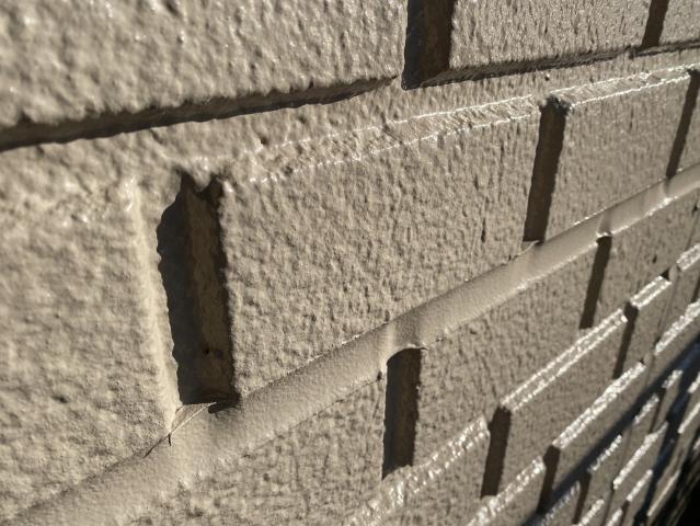 ひび割れが目立ちにくくなった施工後の外壁