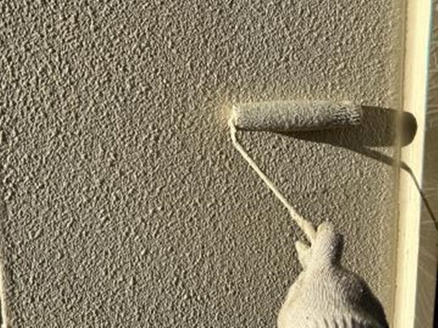 外壁の1回目の上塗り
