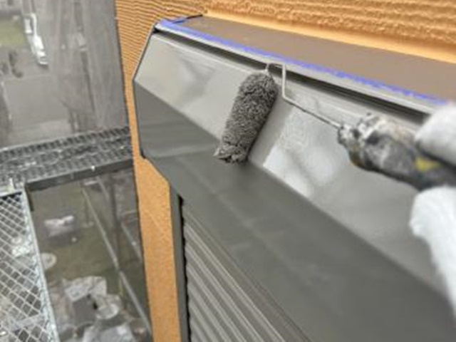 シャッターボックスの2回目の上塗り