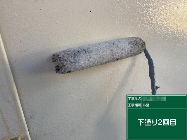 外壁の2回目の下塗り