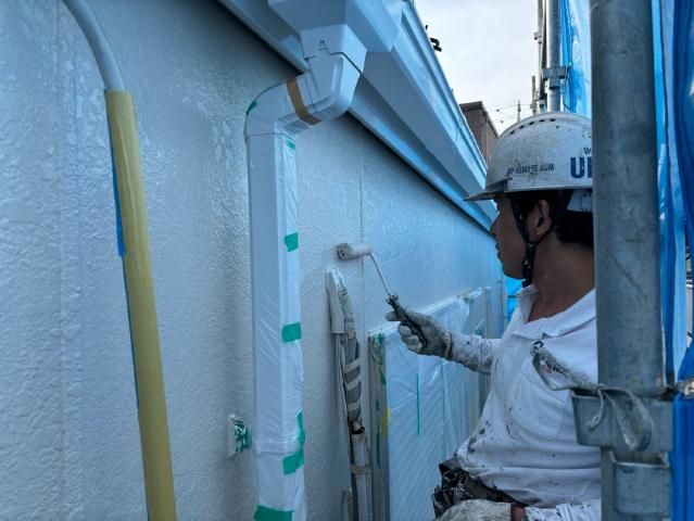 外壁の1回目の上塗り